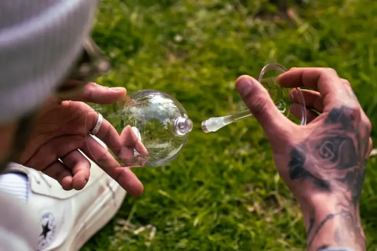 Weinglas To Go aus Plastik mit Magnethalterung